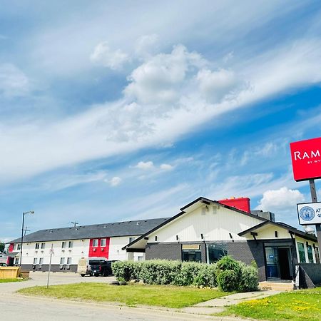 Ramada By Wyndham Dawson Creek Hotell Exteriör bild