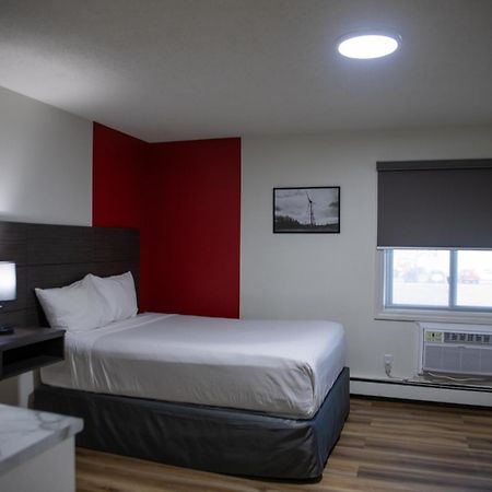 Ramada By Wyndham Dawson Creek Hotell Exteriör bild