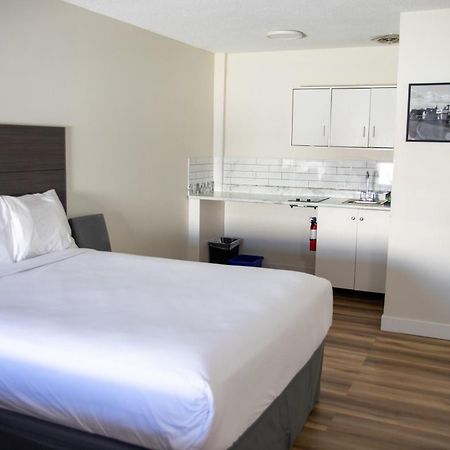 Ramada By Wyndham Dawson Creek Hotell Exteriör bild