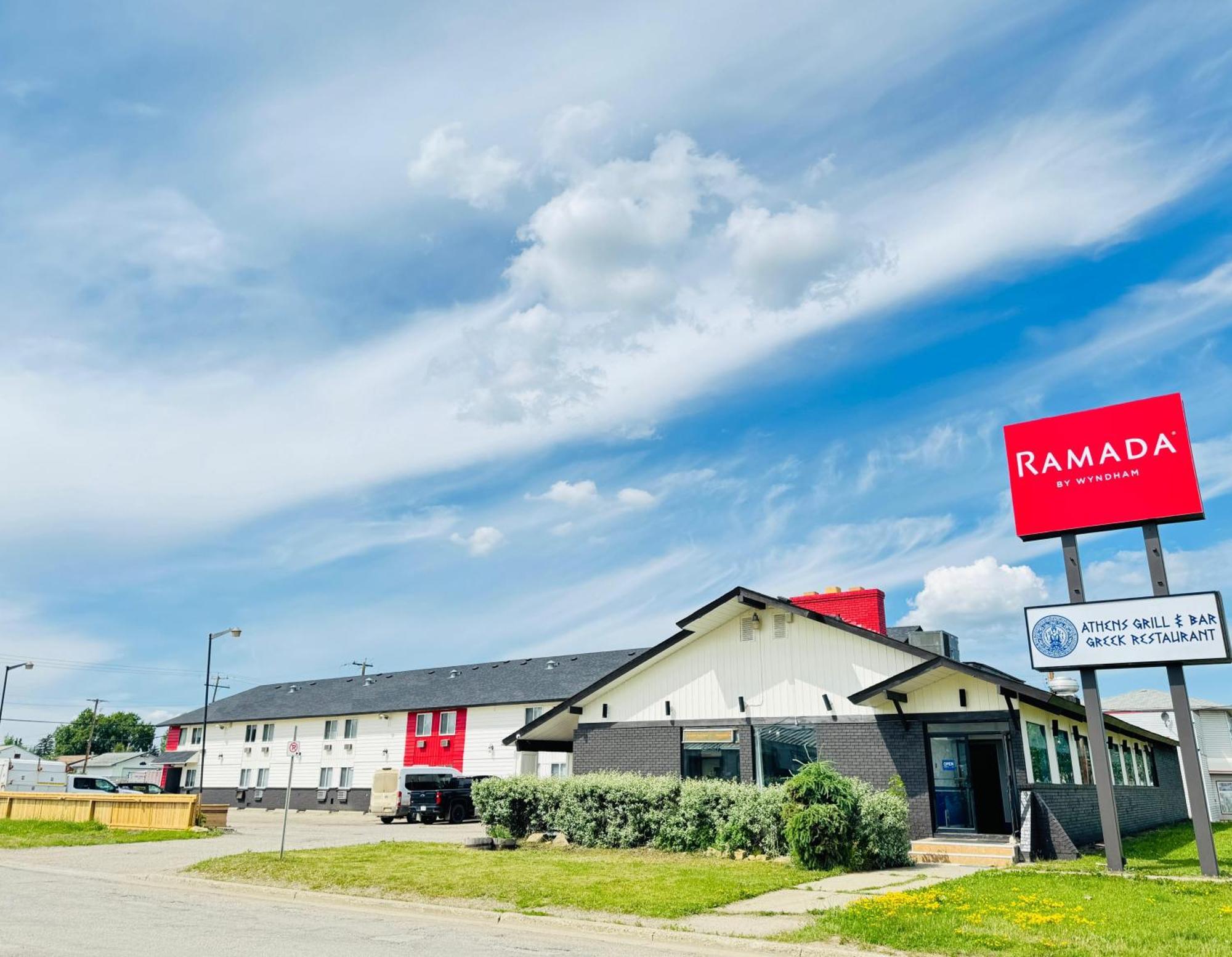 Ramada By Wyndham Dawson Creek Hotell Exteriör bild