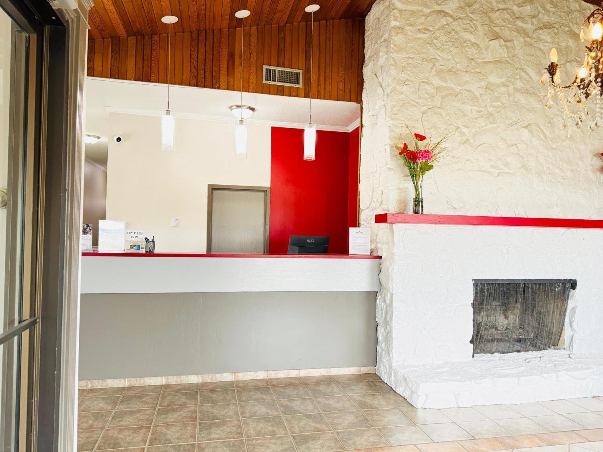 Ramada By Wyndham Dawson Creek Hotell Exteriör bild