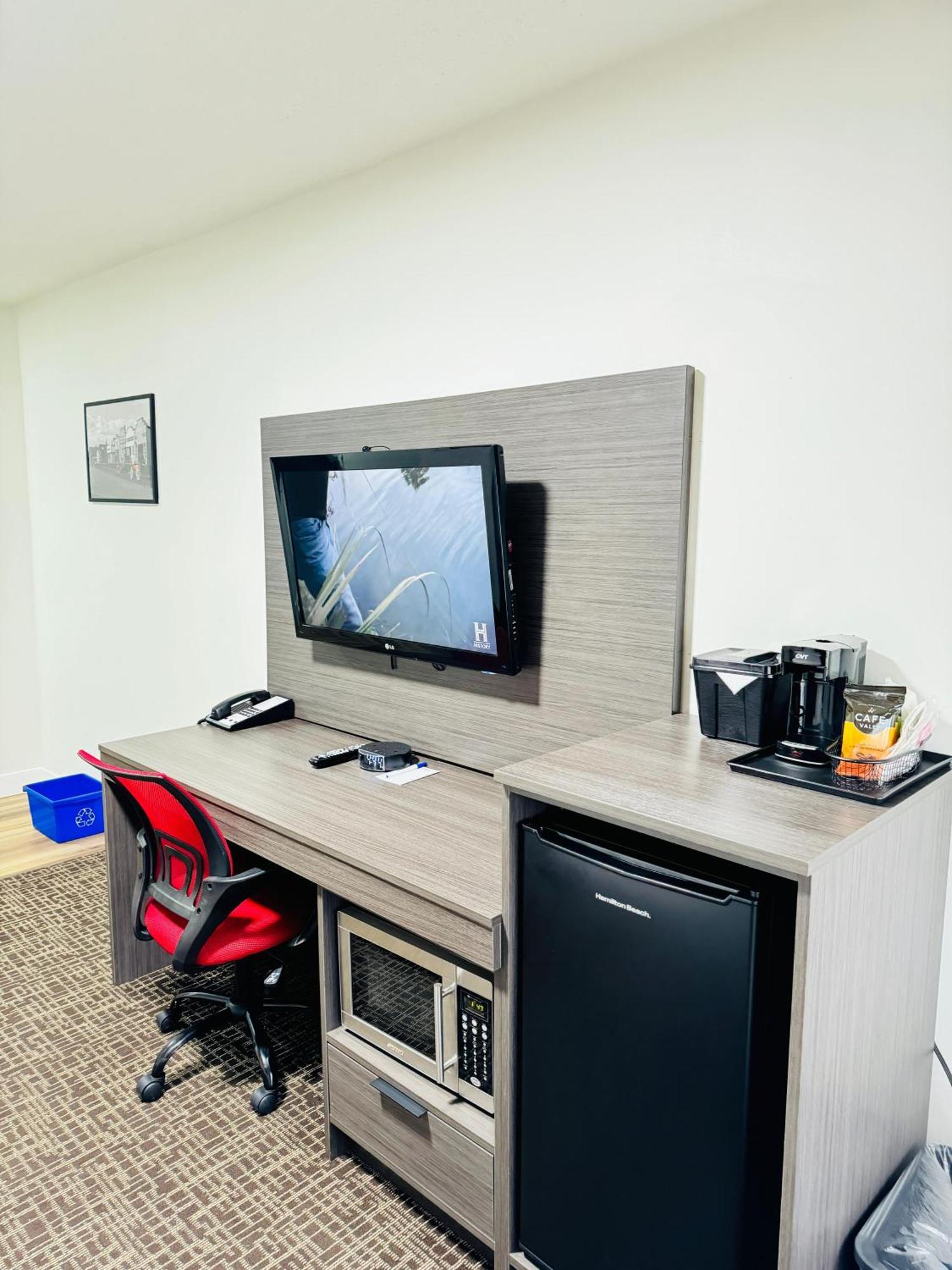Ramada By Wyndham Dawson Creek Hotell Exteriör bild