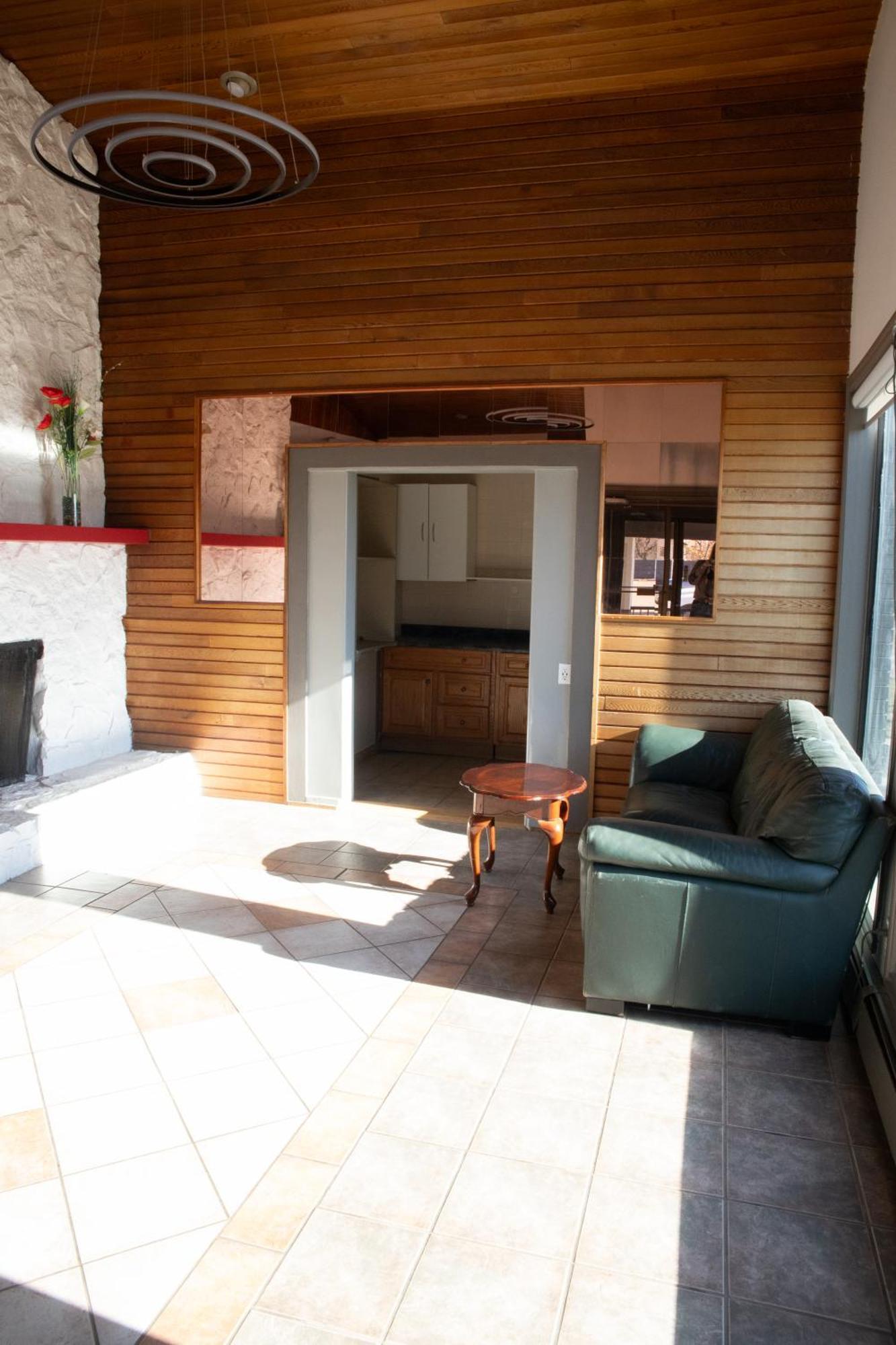 Ramada By Wyndham Dawson Creek Hotell Exteriör bild