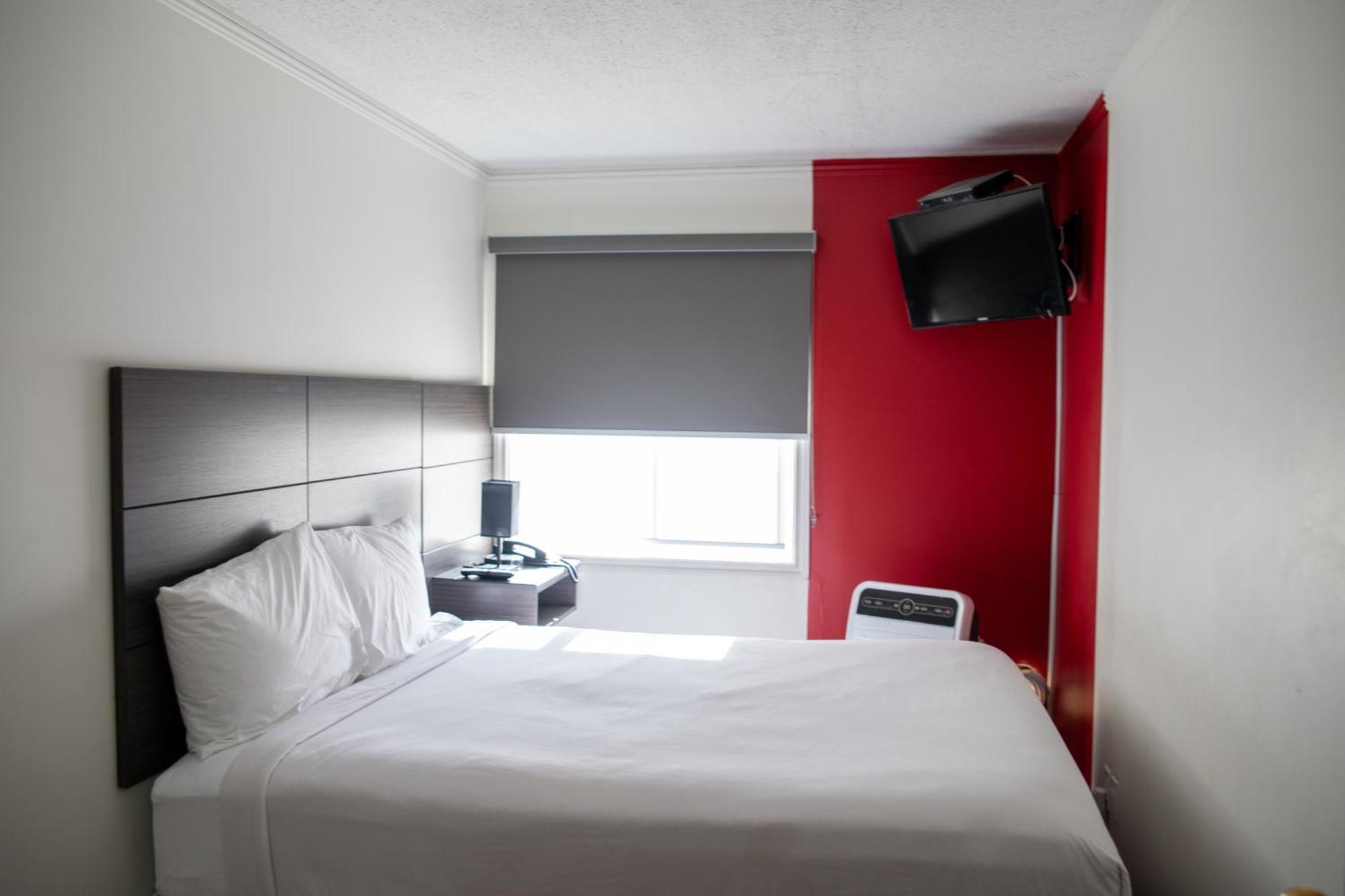 Ramada By Wyndham Dawson Creek Hotell Exteriör bild