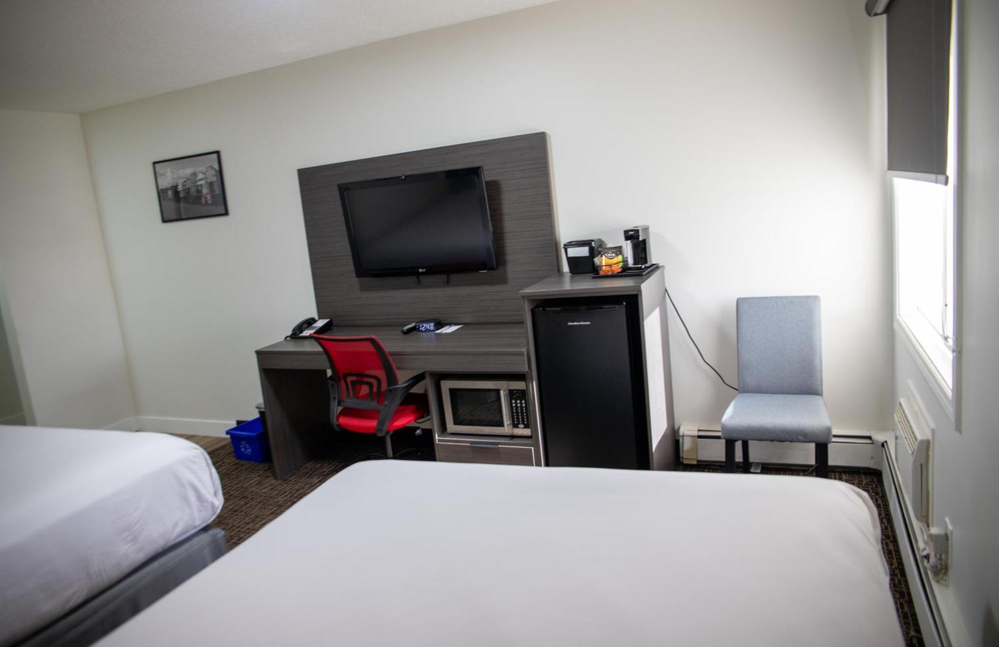 Ramada By Wyndham Dawson Creek Hotell Exteriör bild