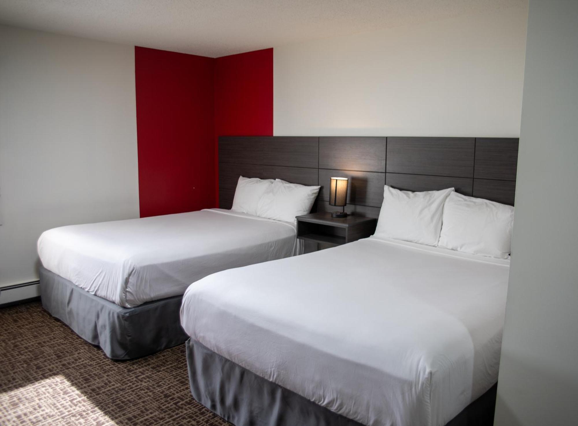 Ramada By Wyndham Dawson Creek Hotell Exteriör bild