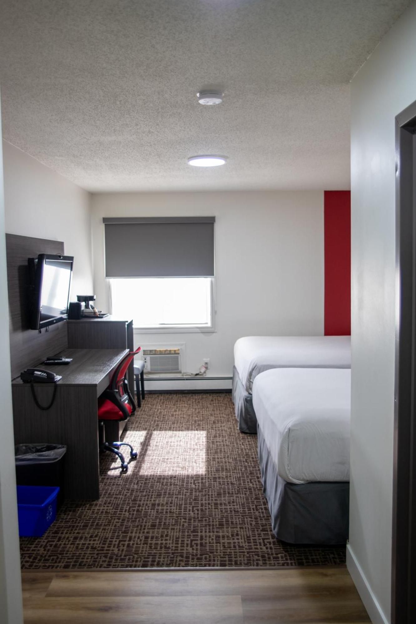 Ramada By Wyndham Dawson Creek Hotell Exteriör bild