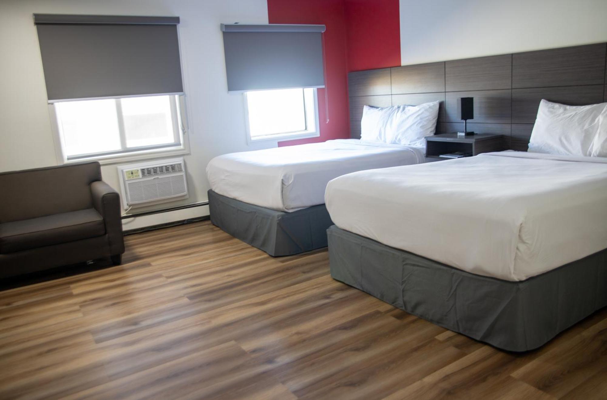 Ramada By Wyndham Dawson Creek Hotell Exteriör bild
