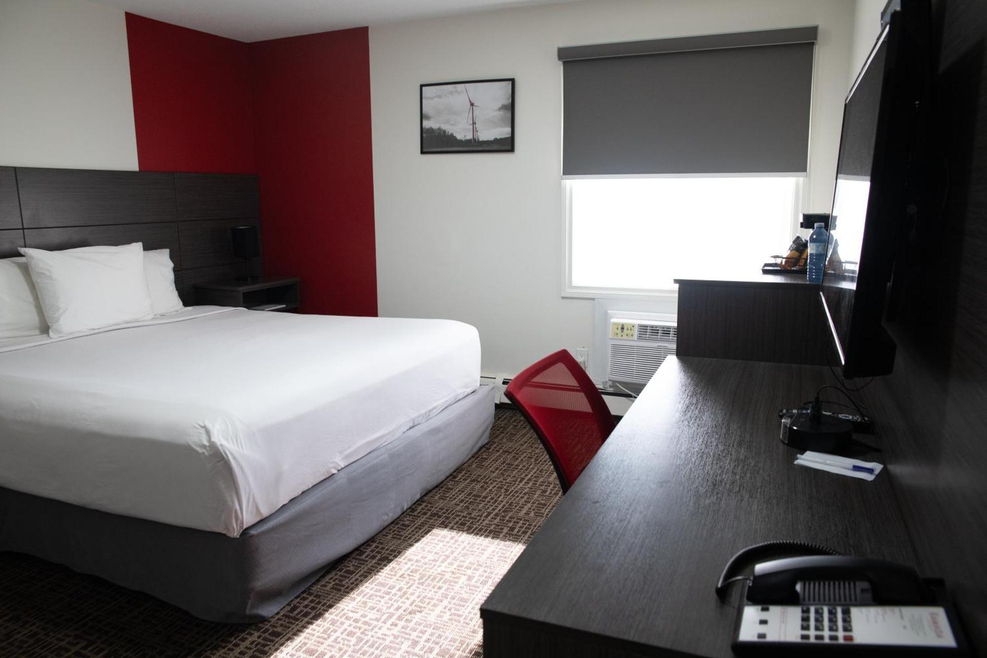 Ramada By Wyndham Dawson Creek Hotell Exteriör bild
