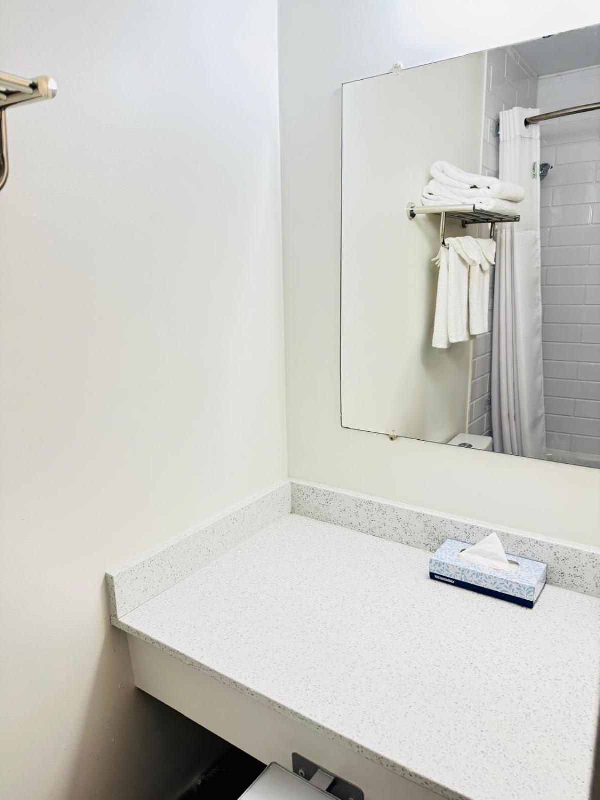 Ramada By Wyndham Dawson Creek Hotell Exteriör bild