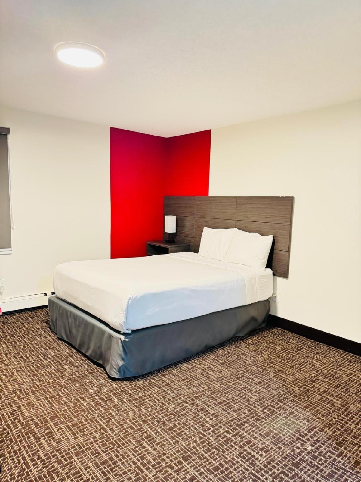 Ramada By Wyndham Dawson Creek Hotell Exteriör bild