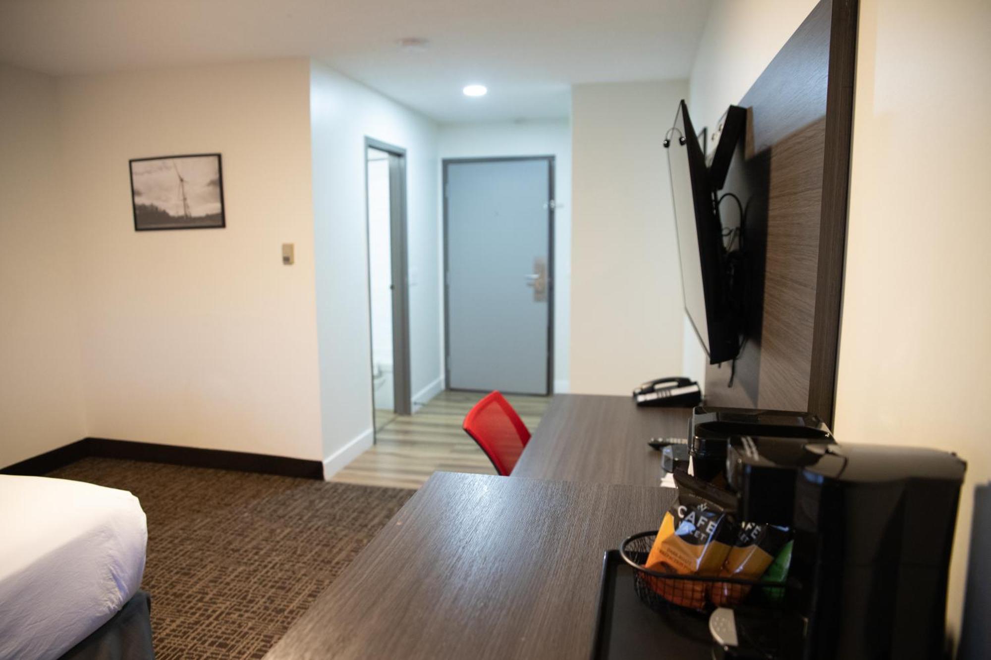 Ramada By Wyndham Dawson Creek Hotell Exteriör bild