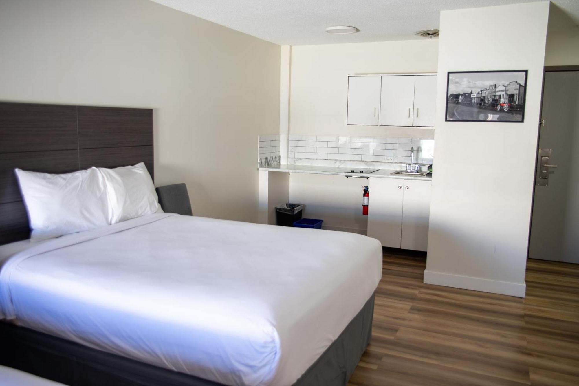 Ramada By Wyndham Dawson Creek Hotell Exteriör bild