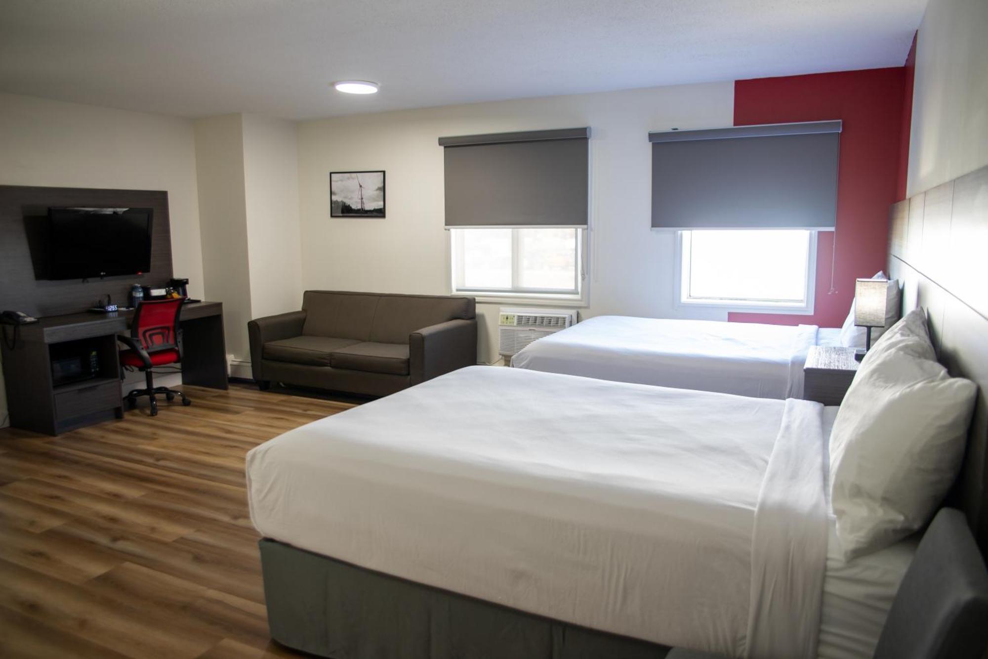 Ramada By Wyndham Dawson Creek Hotell Exteriör bild