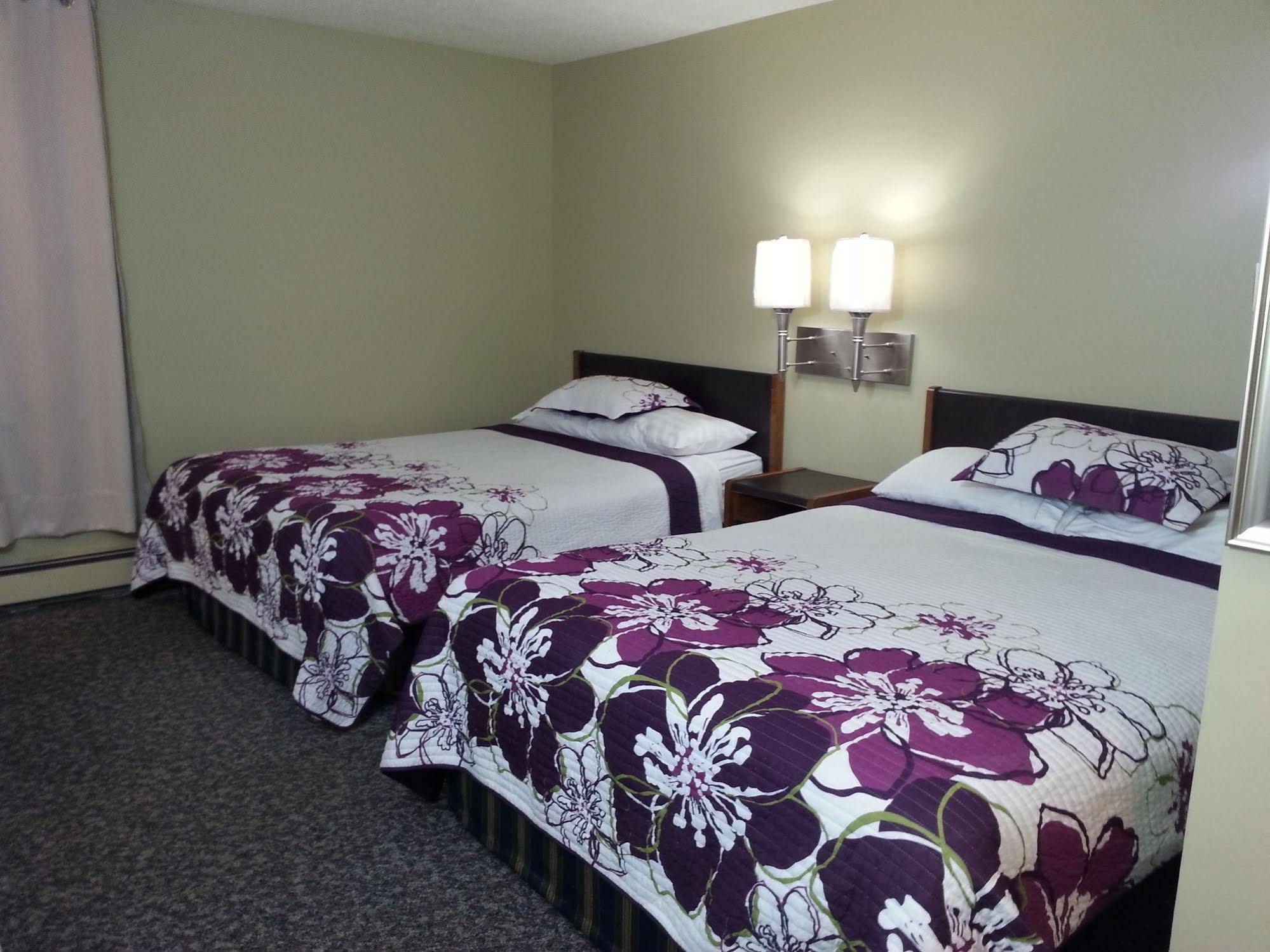 Ramada By Wyndham Dawson Creek Hotell Exteriör bild