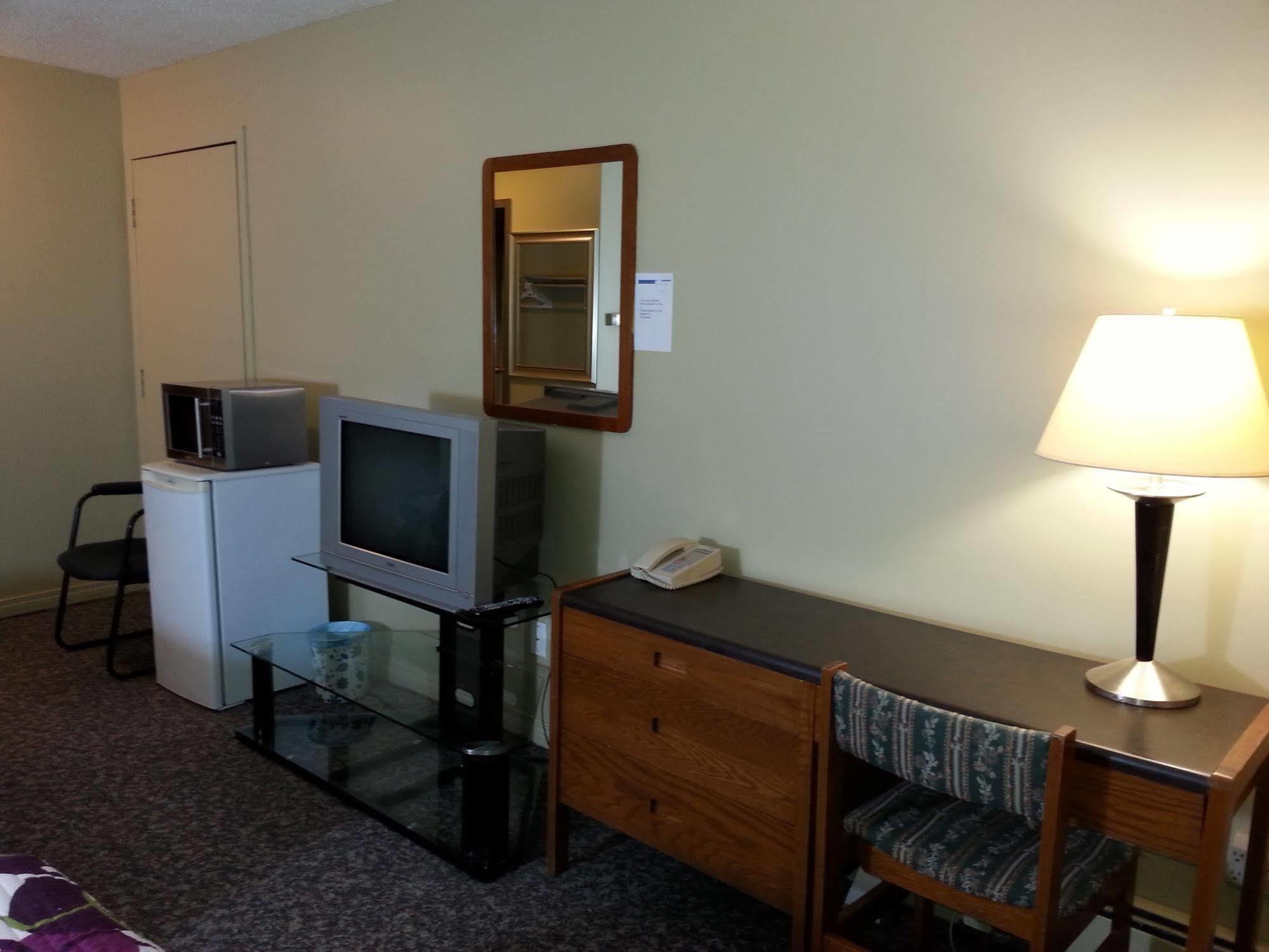 Ramada By Wyndham Dawson Creek Hotell Exteriör bild