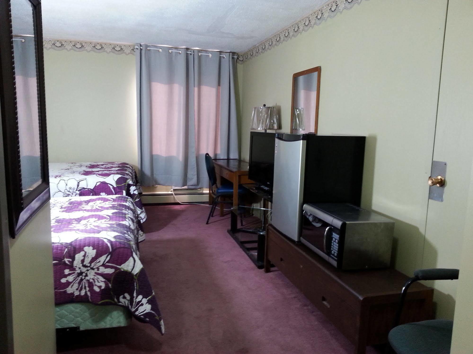 Ramada By Wyndham Dawson Creek Hotell Exteriör bild