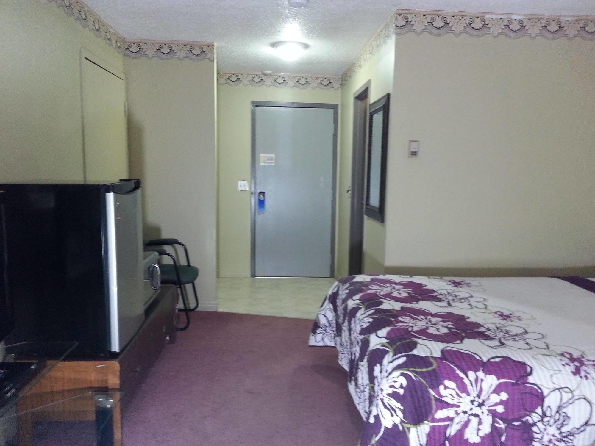 Ramada By Wyndham Dawson Creek Hotell Exteriör bild