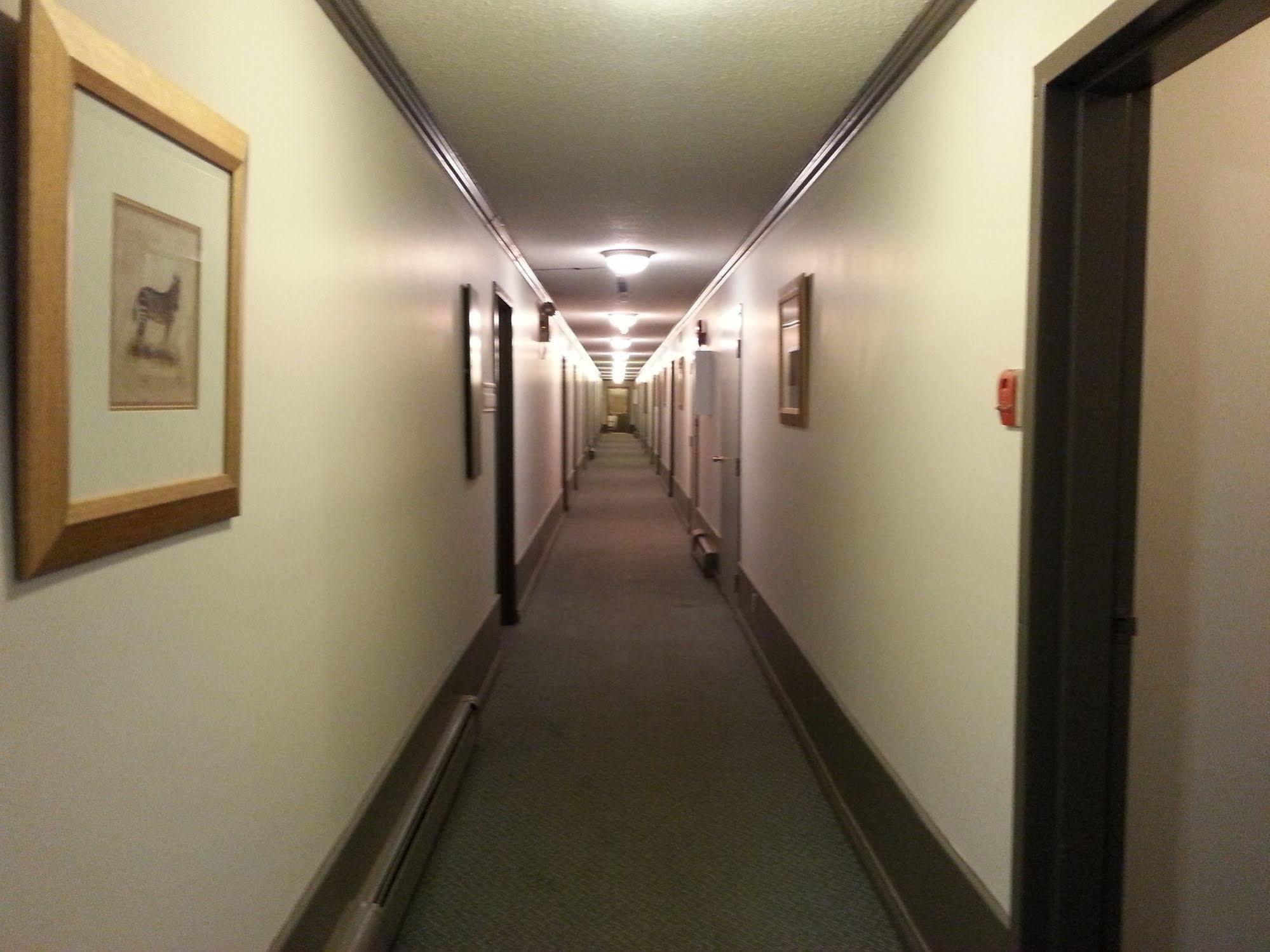 Ramada By Wyndham Dawson Creek Hotell Exteriör bild